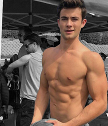 shirtless boys 5d4452e3e5ac3.jpg