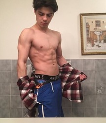 shirtless boys 5d4453271e18b.jpg