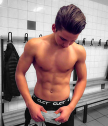 shirtless boys 5d445378e3312.jpg