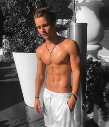 shirtless boys 5d4537d855c0f.jpg