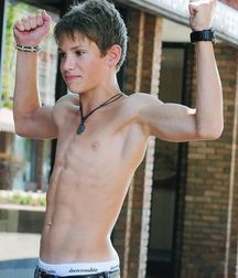 shirtless boys 5d51a7b174336.jpg