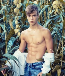 shirtless boys 5d5520b3963fd.jpg