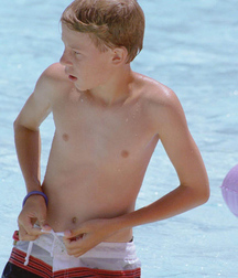 shirtless boys 5d56dedb75e7e.jpg
