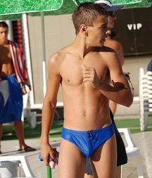 shirtless boys 5d59141ccedee.jpg