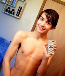 shirtless boys 5d6161c586381.jpg