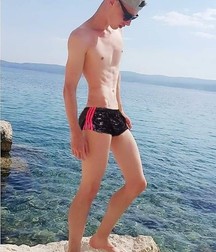 shirtless boys 5d64375e7853f.jpg