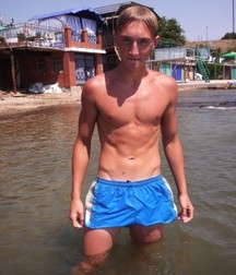 shirtless boys 5d64388fae364.jpg