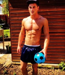 shirtless boys 5d64391ef1637.jpg