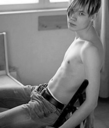 shirtless boys 5d6958e488172.jpg