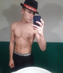 shirtless boys 5d81187394566.jpg