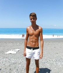 shirtless boys 5d8118faa0293.jpg