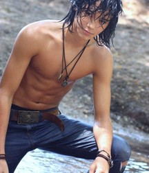 shirtless boys 5d93a60946067.jpg