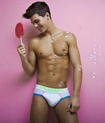 shirtless boys 5d93a627d255d.jpg