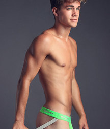 shirtless boys 5d9de5d30fe55.jpg
