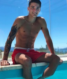 shirtless boys 5d9de608419c8.jpg