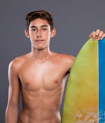 shirtless boys 5dac0f8f9f251.jpg