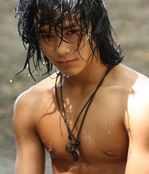 shirtless boys 5dac1054637de.jpg