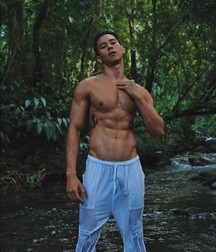 shirtless boys 5db1d19dbcb72.jpg