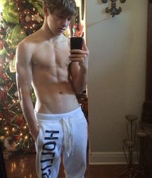 shirtless boys 5db1d2913ef76.jpg