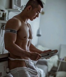shirtless boys 5db53159595ef.jpg