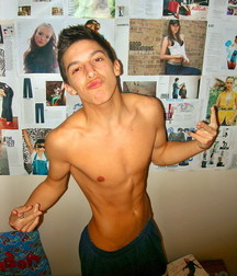 shirtless boys 5dbd4326d4627.jpg