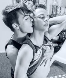 Boys 5dbd47b5c3c6f.jpg