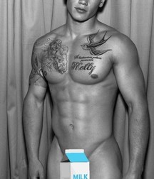 shirtless boys 5dbe9e03d46f7.jpg