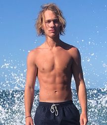 shirtless boys 5dc993307a15d.jpg