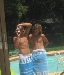 shirtless boys 5dc994a2927d3.jpg