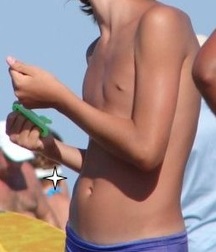 shirtless boys 5dd110828fd96.jpg