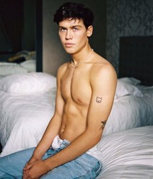shirtless boys 5dd437d7369c3.jpg