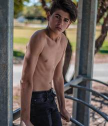 shirtless boys 5e08a25beede4.jpg