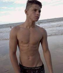 shirtless boys 5e08a2724e981.jpg