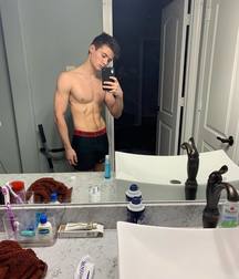 shirtless boys 5e32ae18261e1.jpg