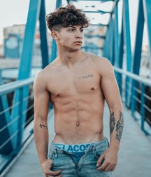 shirtless boys 5e5253850cf3c.jpg