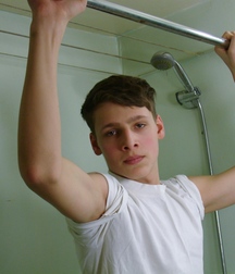 Toni in shower 591b3c025bebf.jpg