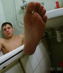 Toni in shower 591b3c3ef2fe0.jpg