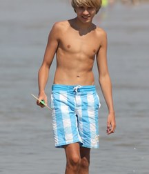 Please Don't Put a Shirt On 5885bb759201e.jpg