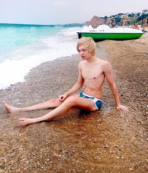 Mostly Shirtless 58945bef1117e.jpg