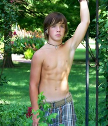 More Randomly Shirtless 58ac8ac5aa082.jpg