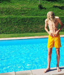 No Shirts! 58ed1ea3c32ca.jpg