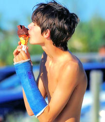 Shirtless Artistic Beauty 5910425f4d63d.jpg