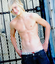The Shirtless Boys Are Back! 59a9ce3daa294.jpg