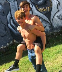 Topless Boys 59bbf6e41dff4.jpg