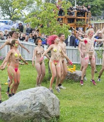 Public Nudity 59cb8b493283d.jpg