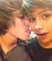 Cute Kissing Boys 58c96ff075508.jpg