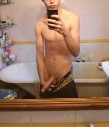 Selfies and mirror 58946c6f353fe.jpg