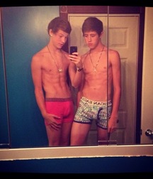 Selfies and mirror 58946c820b494.jpg