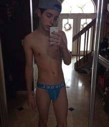 Selfies and mirror 58946c9c8f400.jpg