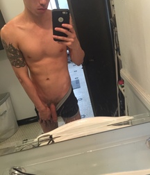 Selfies and mirror 58d4f4323ee4f.jpg